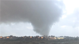 De película: Hombre se salvó del tornado porque un amigo gordo se tiró encima de él