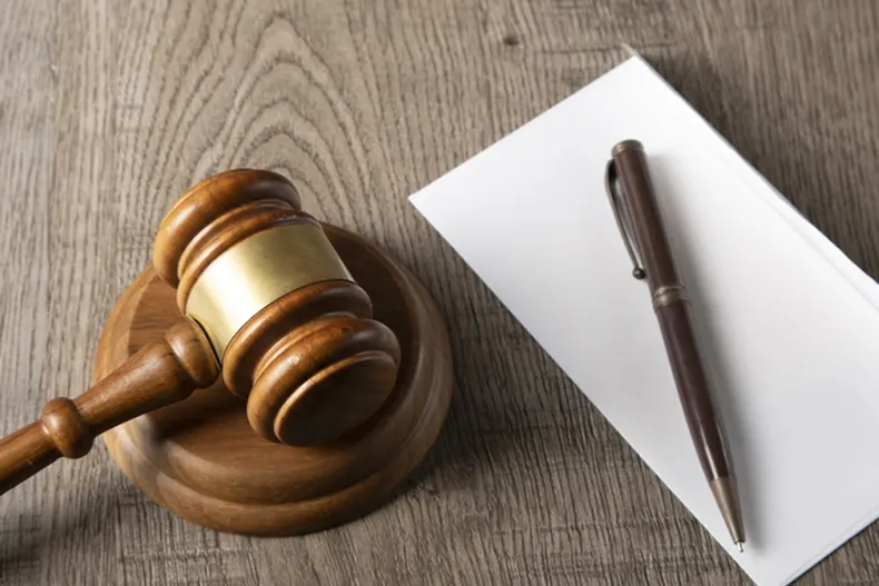 publico en facebook que jueza era corrupta y tonta tribunal lo condeno a 60 dias de prision y multa por injurias graves.webp