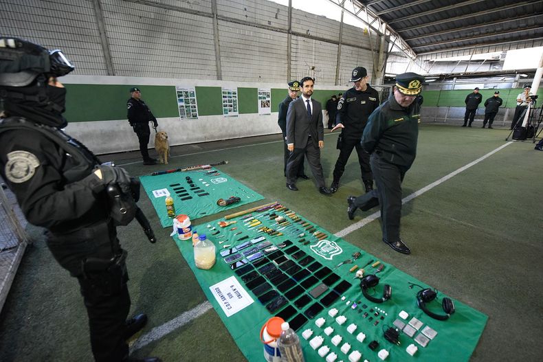 nuevo allanamiento en carceles del pais gendarmeria incauto 417 armas blancas y 313 celulares.jpeg