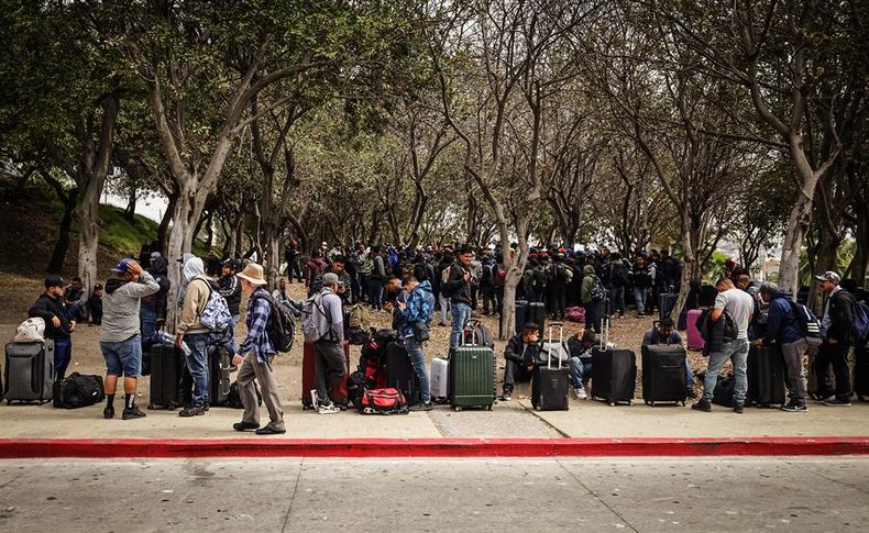5752 jornaleros se reunen para trasladarse y trabajar en campos a.jpg
