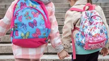 Mochila escolar: cuánto es el peso máximo que deben cargar niñas y niños para evitar escoliosis