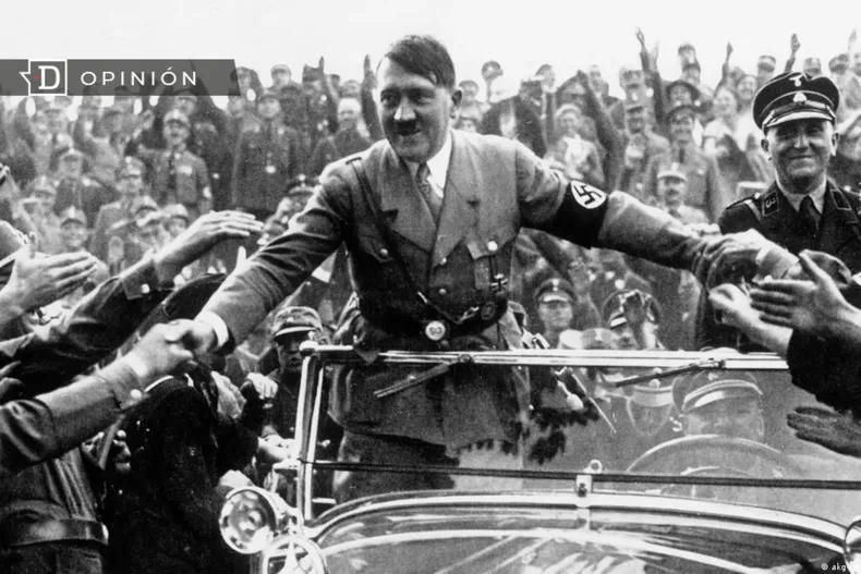 29446 hitler saludando gente desde un auto.webp