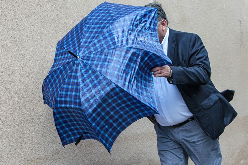 Fuerte viento en Santiago - Agencia Uno