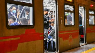 VIDEO | Viralizan registro de hombre orinando en estación de Metro
