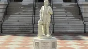 heroe estadounidense original: trump instala estatua de cristobal colon en la casa blanca para combatir cultura woke