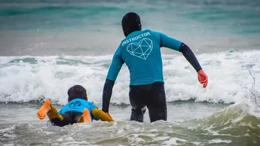 Las olas como método sanador: Crece tendencia de surf terapéutico para rehabilitar a niños vulnerables