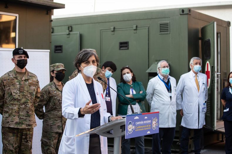 Ministra Aguilera inaugurando hospital modular scaled.jpeg