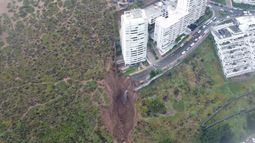Se cumple advertencia: Impactante socavón mantiene en vilo edificio en dunas de Concón