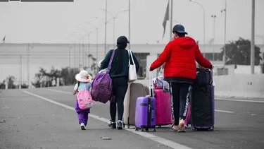 El Desconcierto | 26939 una familia cruzando la frontera.webp