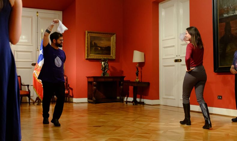 Presidente Boric Bailando cueca .jpeg