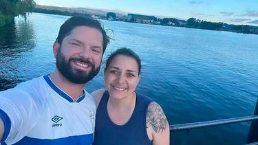Luciendo su cruzada amada: Boric comparte foto haciendo deporte con alcaldesa de Valdivia