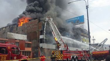 Incendio revela esclavitud en galería comercial de Lima: Empleados permanecían encerrados bajo llave y sin baños