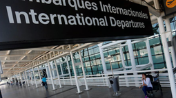 720 mil personas viajarán en avión estas Fiestas: Anuncian paro de 1 mes en Aeropuerto de Santiago