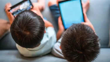 Niños pasan más de 4 horas diarias conectados a internet: Cómo reducir la dependencia a redes en Verano