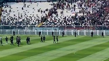 “Arengazo” de Colo-Colo causa serios problemas: Cierre del Metro y cortes de tránsito por incidentes