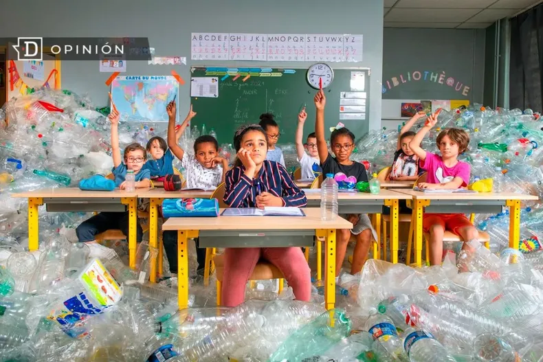 18490 ninos rodeados de botellas plasticas.webp