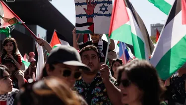 El Desconcierto | 16331 imagen de una marcha a favor de palestina en santiago.webp