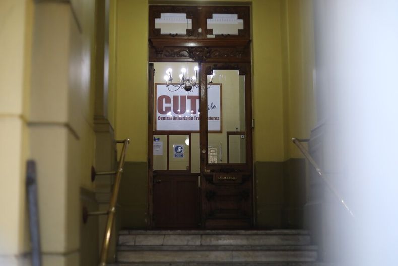 Individuos realizan un forado desde la sede de la CUT en Alameda en Santiago Centro.jpg