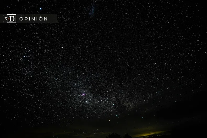 15912 imagen de un cielo estrellado en el desierto.webp