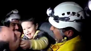 VIDEO| Terremoto en Turquía: Alegría de niño rescatado, un bálsamo en inmensa tragedia