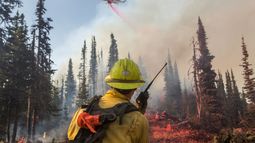 Nuevo incendio en California destruye más de 100 edificios y amenaza a otros 7.000