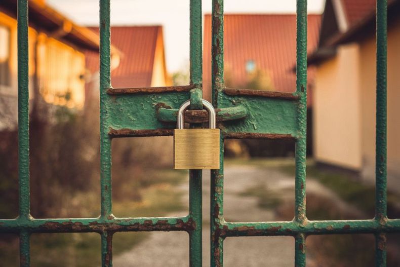 instalo porton y cerro con candado pasaje  vecinos recurrieron a tribunales y corte ordeno quitarlo.jpg