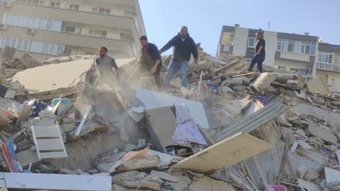 Terremoto en Turquía: Más de 100 personas han sido rescatadas con vida desde edificios derrumbados