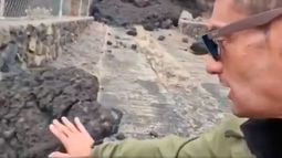 VIDEO| Periodista se quema en vivo luego de tocar lava del volcán Cumbre Vieja