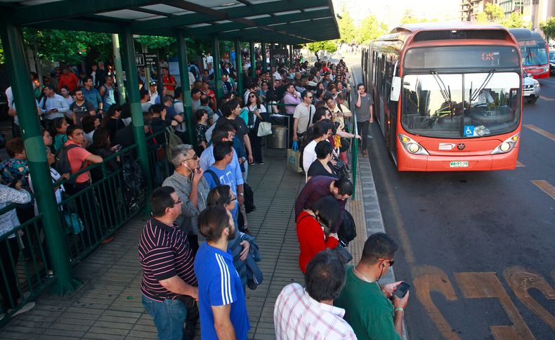 Congestión en paraderos de la locomoción colectiva de Santiago - Agencia Uno