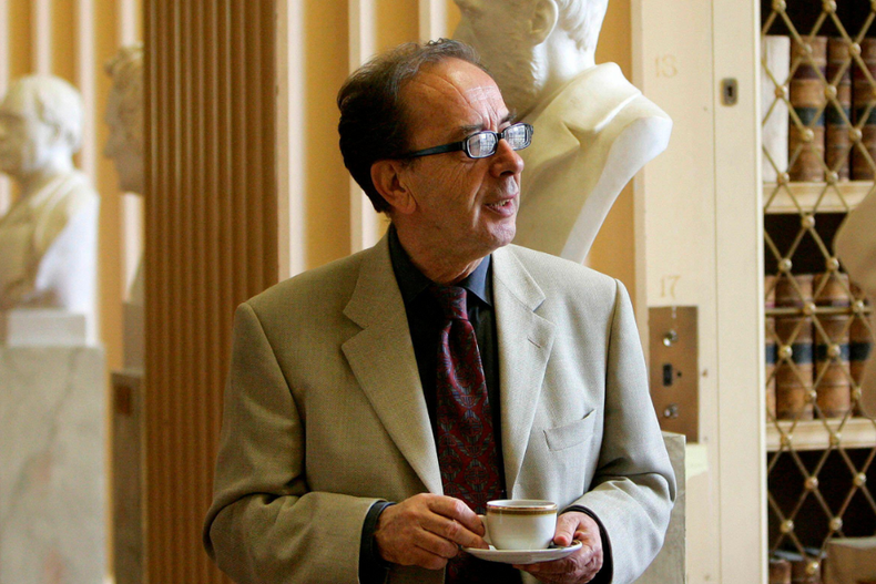 muere ismail kadare: el eterno escritor albanes para el nobel que uso su pluma como arma.png