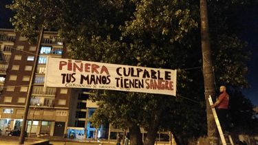 Piñera asesino: Con protestas recibieron a Sebastián Piñera en Uruguay