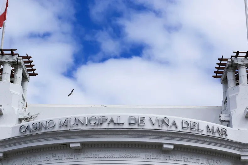 vecino fue a juicio por contaminacion luminica frente al casino de vina corte ordena apagar pantallas entre medianoche y 7 am.webp