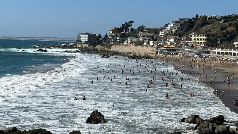 preocupa retroceso en playas en chile por perdida de vida costera e impacto en el turismo.jpg
