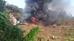 Avión militar se estrella en Colombia con más de 100 personas a bordo: Video muestra momento de la caída
