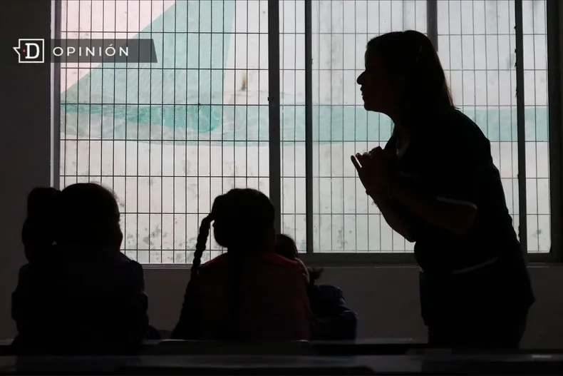 14944 imagen de una profesora con dos alumnas.webp