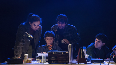 La luz eléctrica también es tema en el teatro con premiada obra que cuenta su llegada a Chile