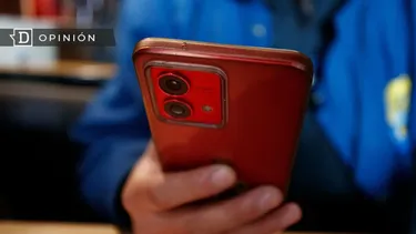 El Desconcierto | 26870 una mano con un celular.webp