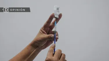 El Desconcierto | 17796 imagen de las manos de una persona con una vacuna.webp