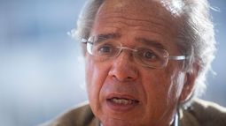 Ministro de Economía de Bolsonaro asegura que los Chicago Boys cambiaron la pobreza en Chile: Ahora es como Suiza