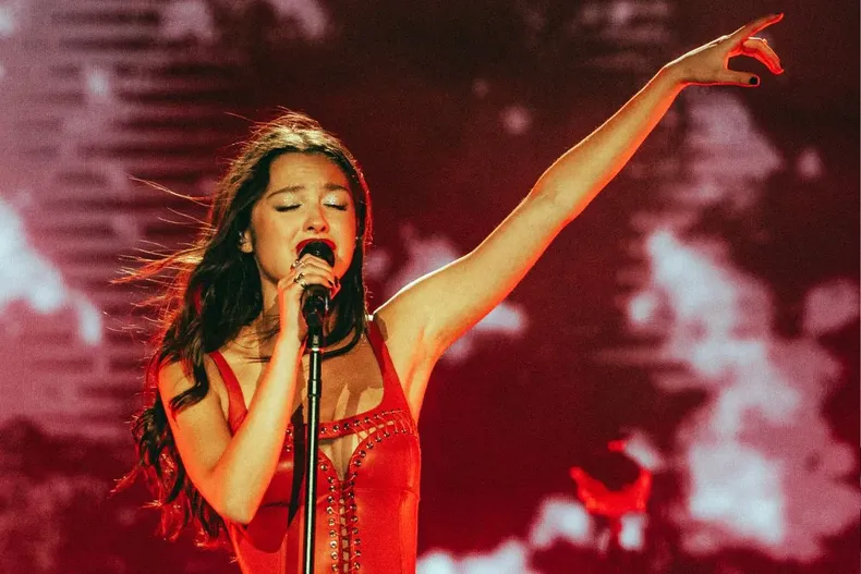 lollapalooza 2025 arranco con olivia rodrigo en lo alto y criticas por la falta de sombra y pantallas.webp