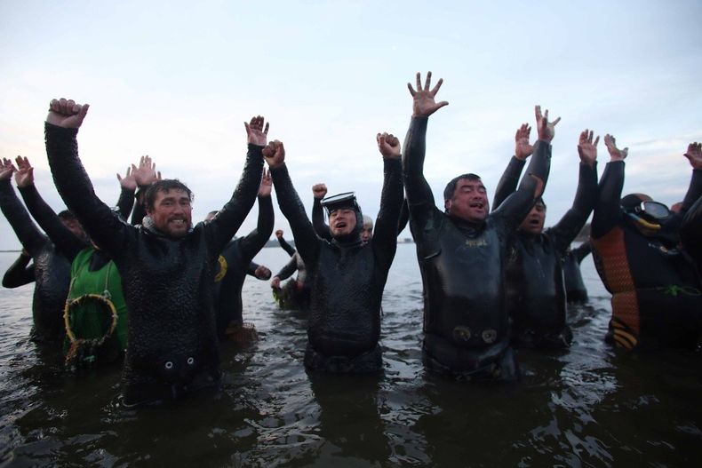 2410 buzos mariscadores.jpg