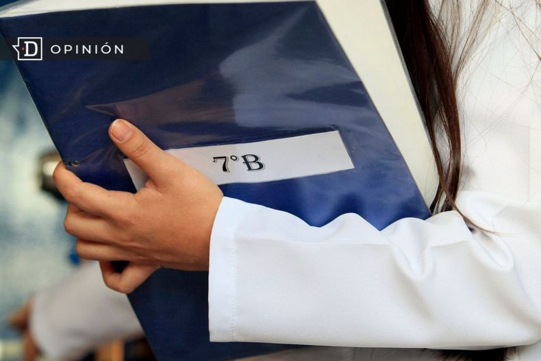 13296 mano de una profesora sosteniendo la carpeta de un septimo b.jpg