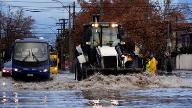 Temporal de viento y lluvia en zona centro sur: Suspensión de clases en varias regiones y caos vial en Santiago
