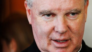 Fuera de Chile: John OReilly abordó vuelo rumbo a Roma para cumplir con la expulsión tras condena por abuso sexual