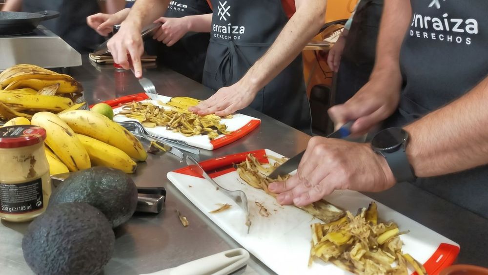 En restaurante Silo de Londres convierte cáscaras, tallos y recortes en platos de alta cocina. La recuperación de alimentos crece en Chile, que pierde 3,7 millones de toneladas de alimentos al año.