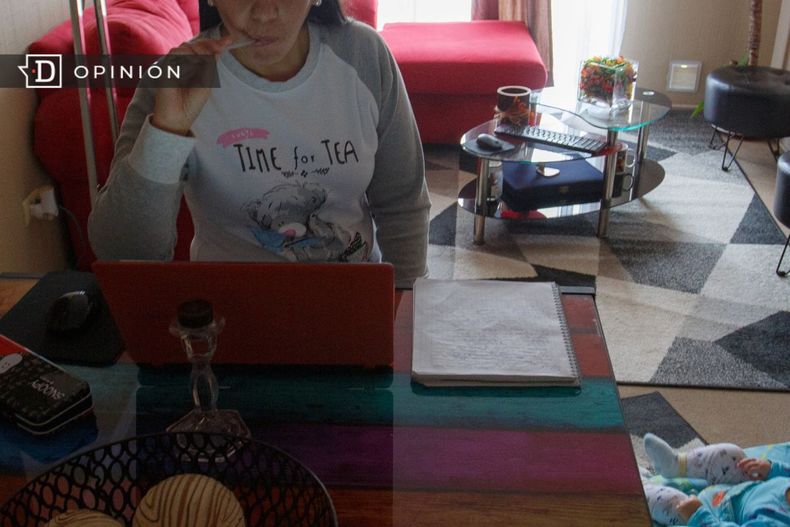 5020 madre trabajando en su notebook con su hija bebe al lado.jpg