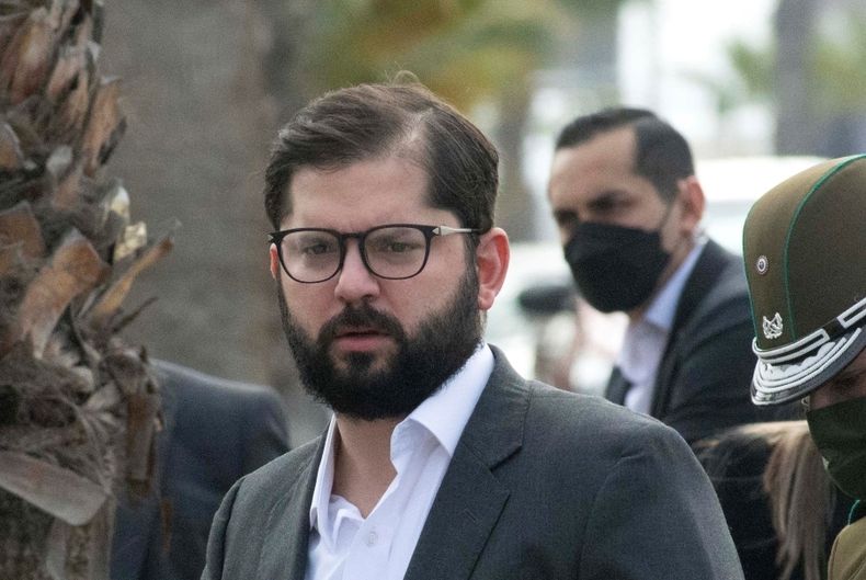 Boric en medio de su gira por el norte del pais.jpg