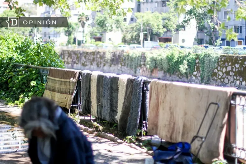 27789 lugar usado por una persona en situacion de calle al borde d.webp