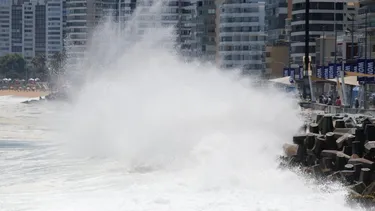 Alerta de marejadas: Armada entrega aviso por fuerte oleaje de hasta 5 metros en 14 regiones