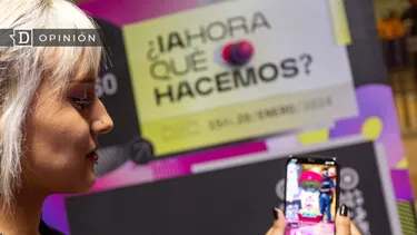 El Desconcierto | 19681 mujer viendo su celular y un afiche sobre inteligencia artif.webp